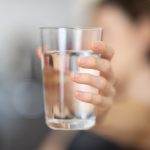 Trebuie să bei opt pahare de apă pe zi? Este complicat